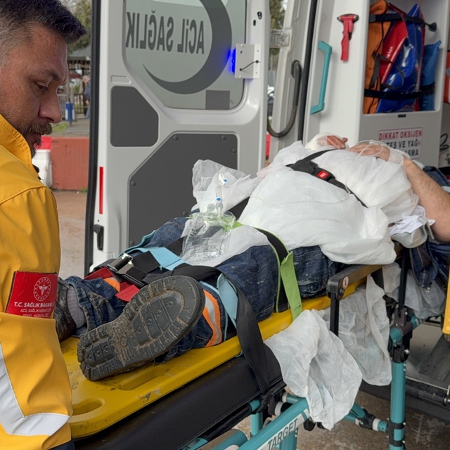 Beton mikserini yıkarken düşen sürücü hastanelik oldu