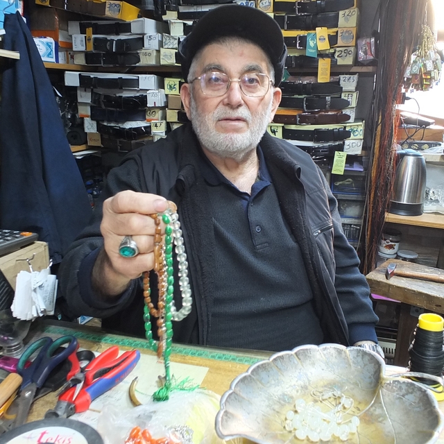 71 yaşındaki Cevat Dede tespih dizerek para kazanıyor