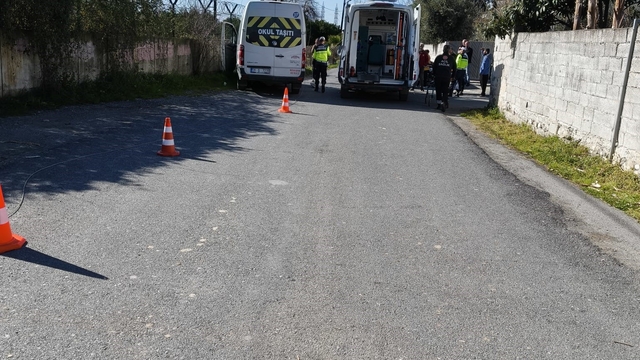 Dörtyol'da öğrenci servisi elektrik direğine çarptı: 4 yaralı