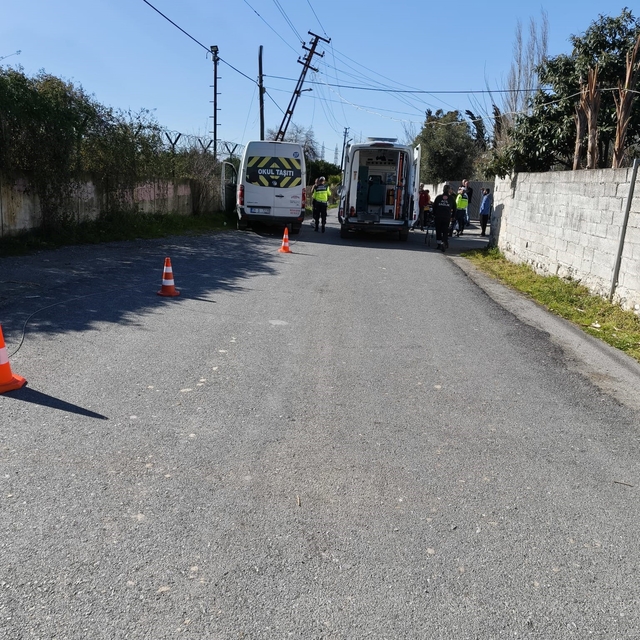 Dörtyol'da öğrenci servisi elektrik direğine çarptı: 4 yaralı