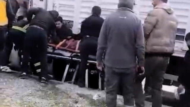 TIR'ın çarptığı kadın ağır yaralandı