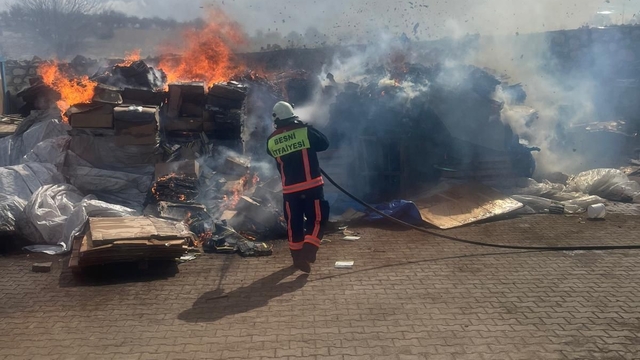 Besni'de tütün fabrikasında korkutan yangın