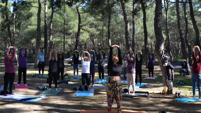 Konyaaltı'da sporseverler yoga derslerinde buluştu