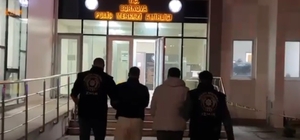 Kapıyı 'polisiz' diyerek açtırdılar, silahla vurup 550 bin lira parayı çaldılar İzmir'de sahte polisler kıskıvrak yakalandı, şüphelilerden birinin 61 yıl hapisle arandığı ortaya çıktı