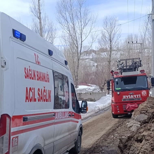 Başkale'de korkutan yangın: 3 çocuk tedavi altına alındı