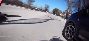 Motosiklet ile hafif ticari aracın çarpıştığı kaza kamerada; 2 yaralı