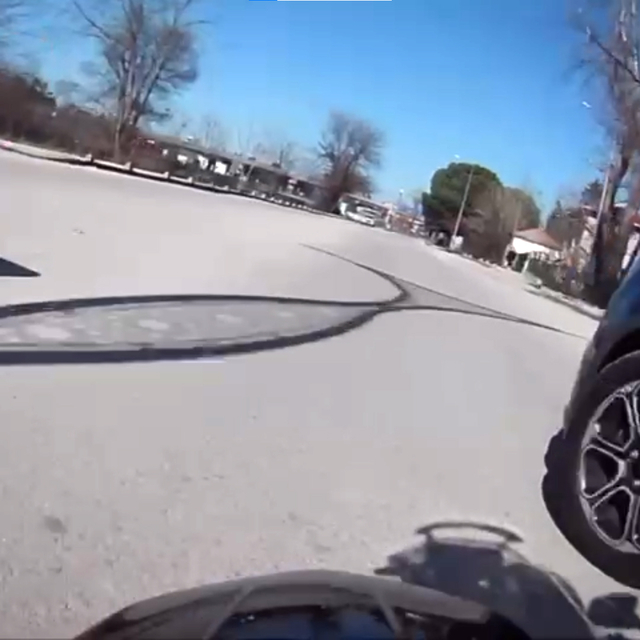 Motosiklet ile hafif ticari aracın çarpıştığı kaza kamerada; 2 yaralı