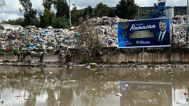 Buca'da çöp krizi: Belediye işçileri bu kez 'Nefes alamıyoruz' diyerek eylem başlattı