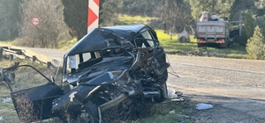 Kamyonla çarpışan otomobil demir yığınına döndü: 1 ölü, 5 yaralı