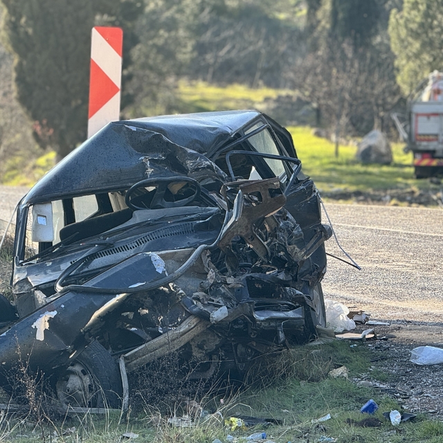 Kamyonla çarpışan otomobil demir yığınına döndü: 1 ölü, 5 yaralı
