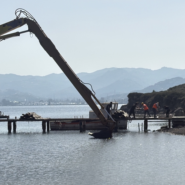 Bodrum'da kaçak iskeleler yıkıldı, karavanların tahliyesine başlandı