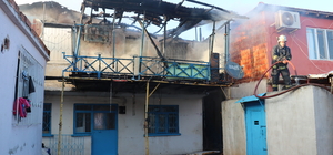 Antalya’da 2 katlı ev sobadan çıkan yangında küle döndü
