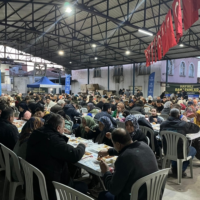 Büyükşehir'in iftar sofrasında oruçlar dualarla açıldı