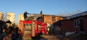 Antalya'da yaşlı çiftin evi alevlere teslim oldu