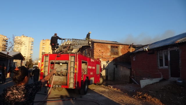 Antalya'da yaşlı çiftin evi alevlere teslim oldu