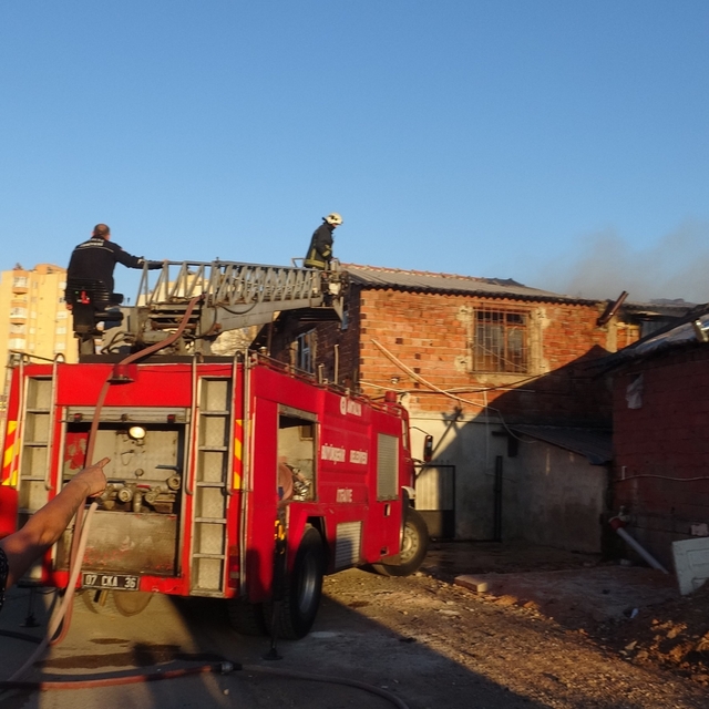 Antalya'da yaşlı çiftin evi alevlere teslim oldu