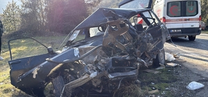 Kamyon ile otomobil çarpıştı: 2 ölü, 4 yaralı (2)