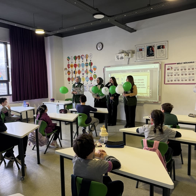 Samsun'da Yeşilay'a mektup yazan ilkokul öğrencilerini gönüllüler ziyaret e...