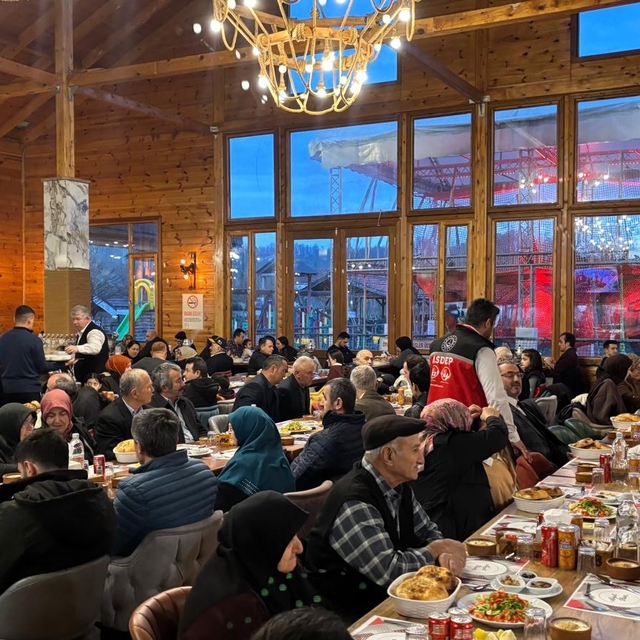 Salıpazarı'nda şehit aileleri, gaziler ile öksüz ve yetim çocuklar iftar so...