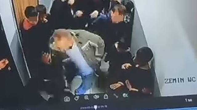 Van'da okulda dehşet: Çocuğuna kartopu atan öğrenciyi koridorda darp etti