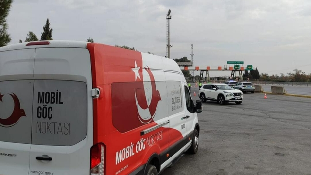 Aydın'da şüphe üzerine durdurulan araçta 12 düzensiz göçmen yakalandı