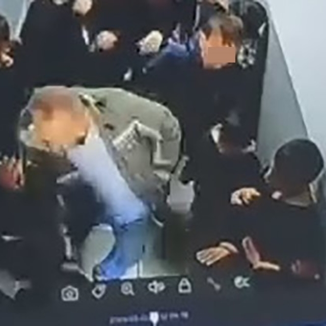 Van'da okulda dehşet: Çocuğuna kartopu atan öğrenciyi koridorda darp etti