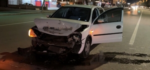 Kırmızı ışıkta bekleyen otomobile arkadan çarptı: 1 yaralı
