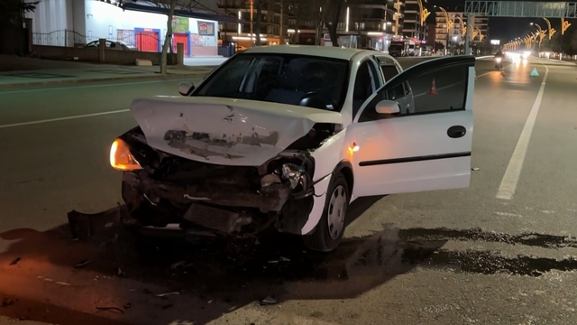 Kırmızı ışıkta bekleyen otomobile arkadan çarptı: 1 yaralı