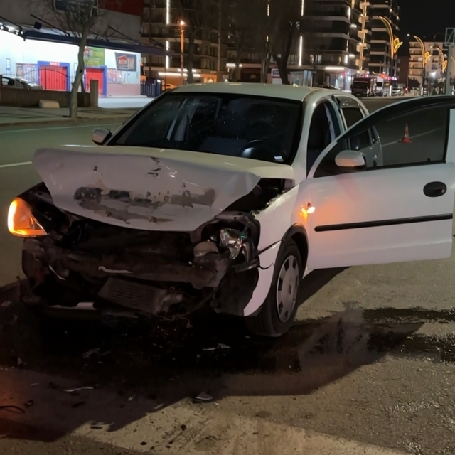 Kırmızı ışıkta bekleyen otomobile arkadan çarptı: 1 yaralı
