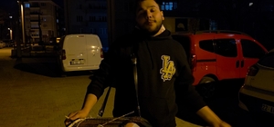 Dedesinden kalan davulla mahalleliyi sahura uyandırıyor