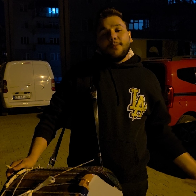 Dedesinden kalan davulla mahalleliyi sahura uyandırıyor