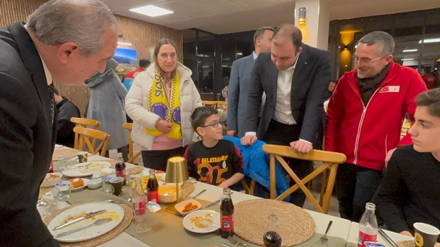 Çocuklar ile protokol iftar sofrasında buluştu