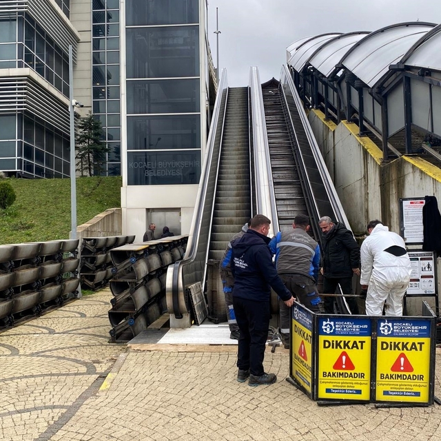 Yürüyen merdiven ve asansörlerde periyodik bakım sürüyor