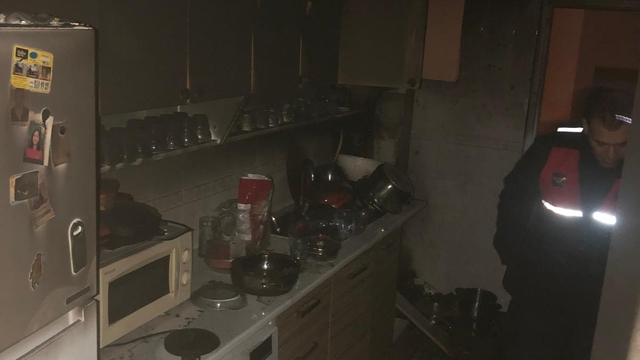Çınarcık'ta bir binada çıkan yangın söndürüldü