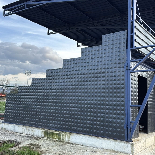 Futbol sahasına malzeme deposu