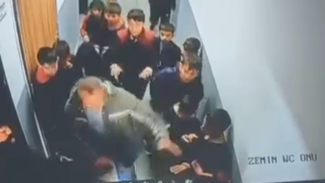 Çocuğuna kar topu atan öğrenciyi darbetti