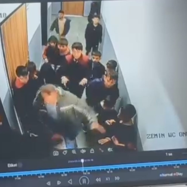 Çocuğuna kar topu atan öğrenciyi darbetti