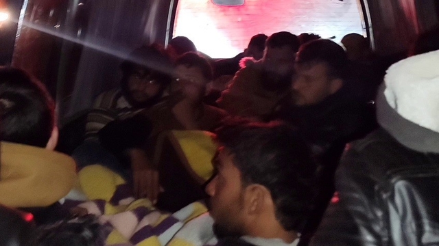 Gönüllü olarak ülkesine dönen Suriye'li kaçak yolla Türkiye'ye girerken yakalandı
Minibüs içerisinde tıka basa göçmen taşırken yakayı ele veren 2 organizatör tutuklandı