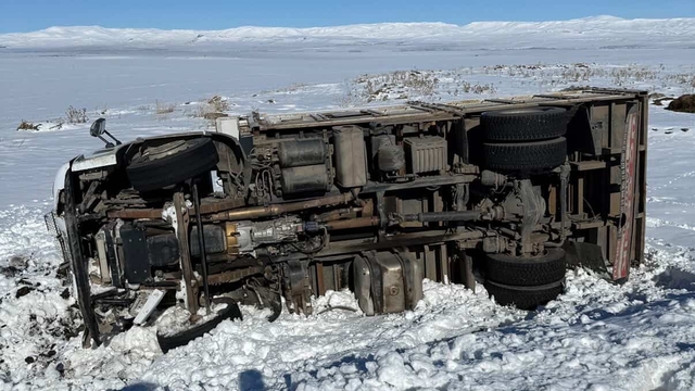 Kars'ta kamyon şarampole devrildi: 1 yaralı