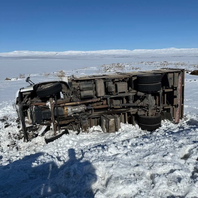 Kars'ta kamyon şarampole devrildi: 1 yaralı