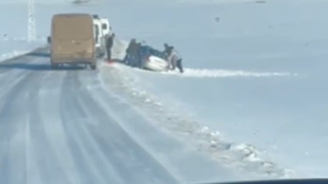 Arpaçay'da yoldan çıkan aracı köylüler el birliğiyle kurtardı