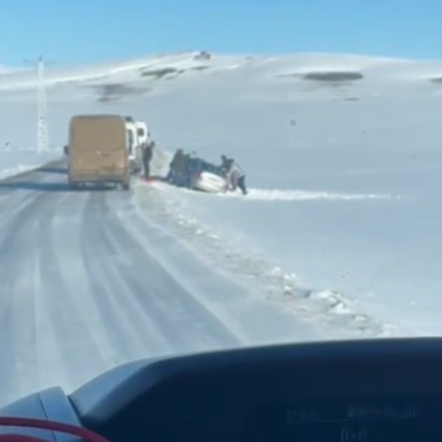 Arpaçay'da yoldan çıkan aracı köylüler el birliğiyle kurtardı