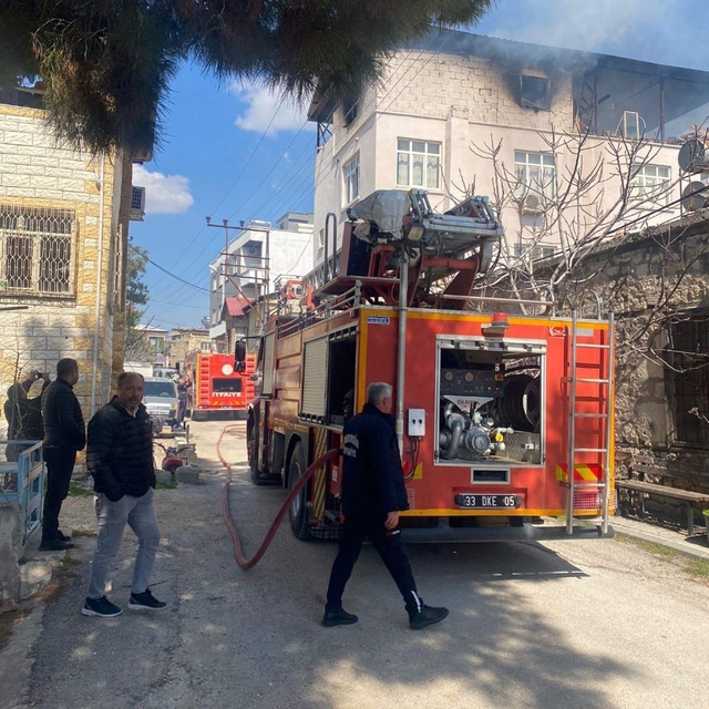 Mut'ta bir evin çatı katında çıkan yangın korkuttu