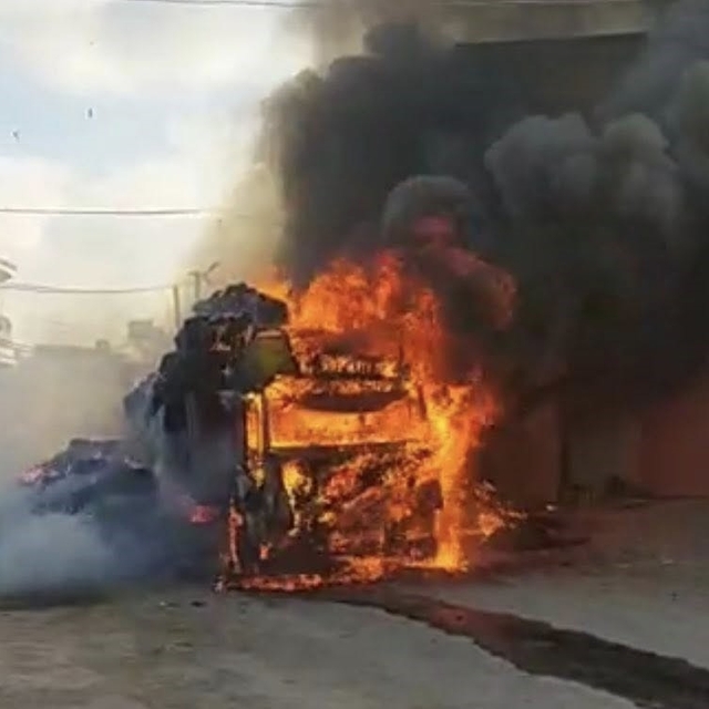 Saman yüklü tır yangında kül oldu