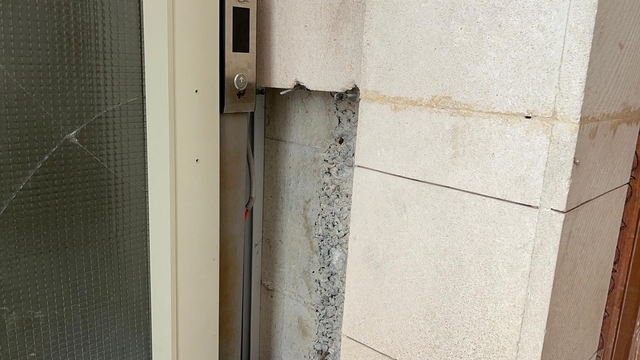 Adilcevaz'da camiye çirkin saldırı: Halılar üzerinde sigara izmaritleri söndürüldü