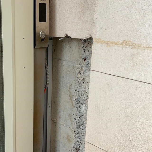 Adilcevaz'da camiye çirkin saldırı: Halılar üzerinde sigara izmaritleri sön...