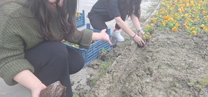 Yurt bahçesi gönüllü öğrencilerle bahara hazırlandı