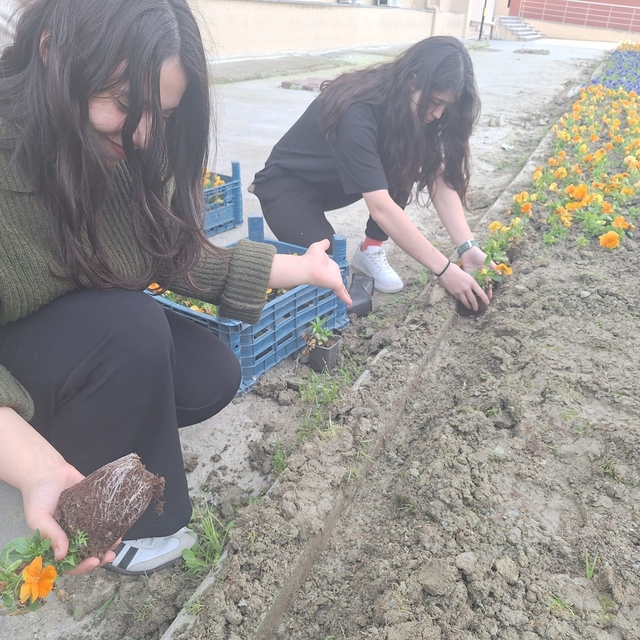 Yurt bahçesi gönüllü öğrencilerle bahara hazırlandı