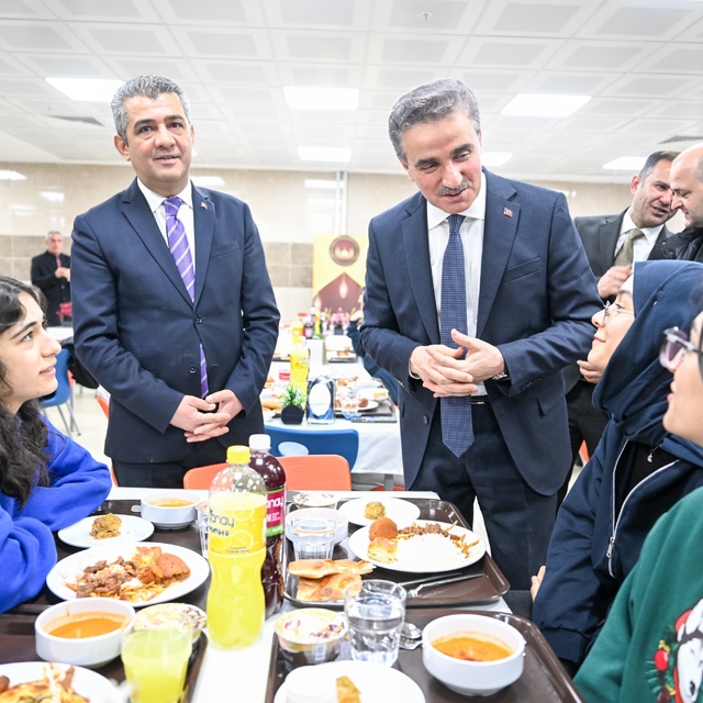 Vali Baruş öğrencilerle iftar yaptı