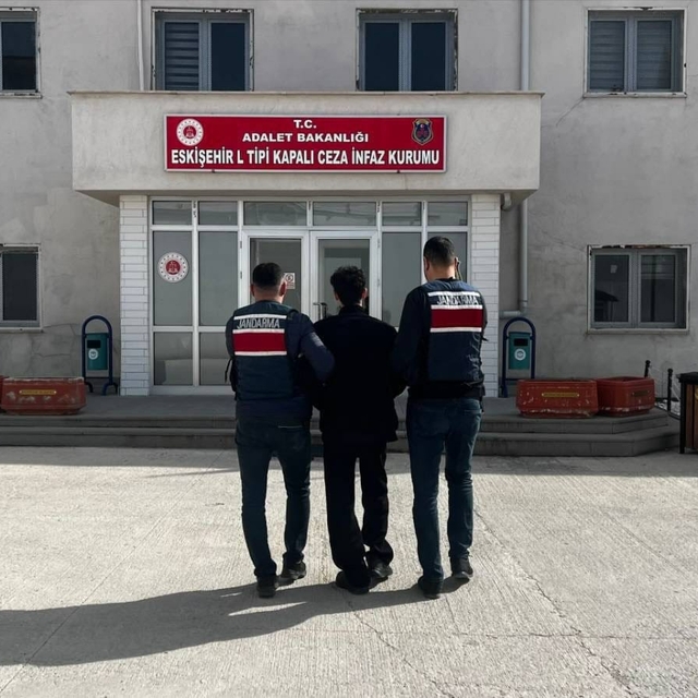 Eskişehir'de 10 yıl ve üzeri aranması bulunan 2 şahıs yakalandı